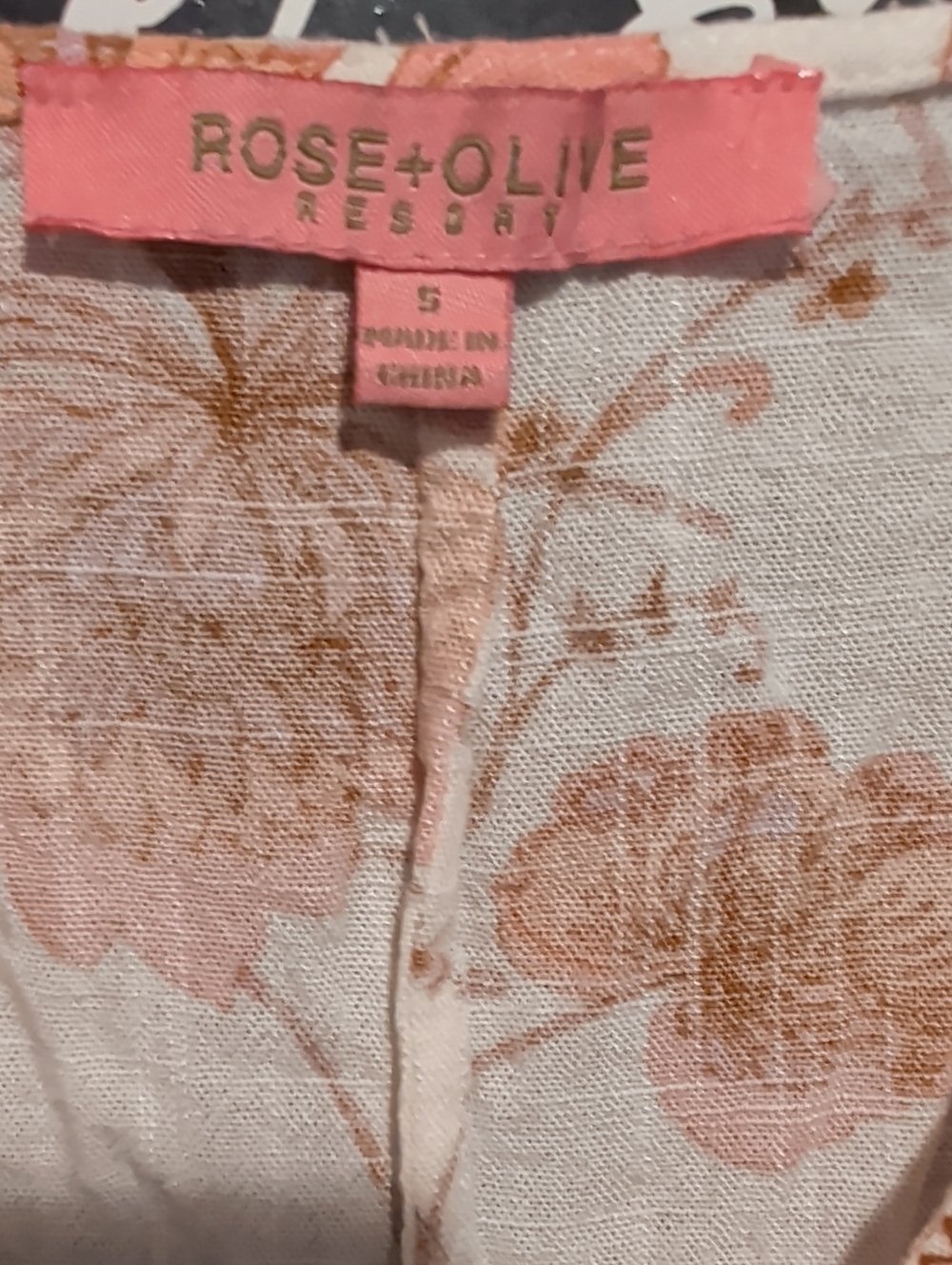 Rose & Olive Resort Peach Floral Cropped V-Neck Top - Picture 3 of 6